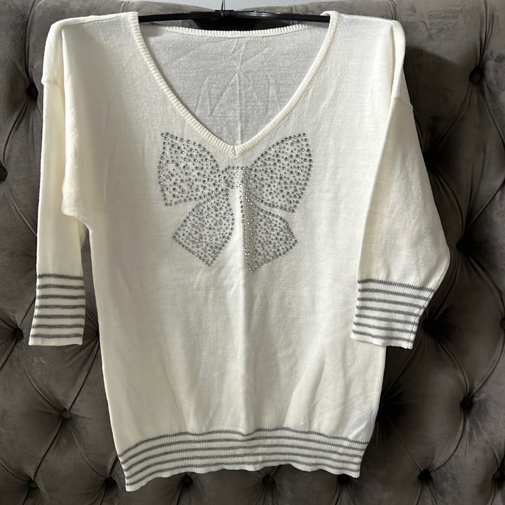 V-neck cream and gray top very light sweater material decorative rhinestone bow